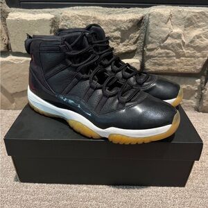 Jordan 11 72-10 Black and White Sneakers - Mens 13